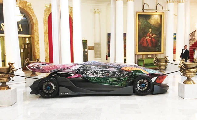 Le Negresco is exhibiting the car, which has been transformed by
Shalimar Sharbatly into a work of art.