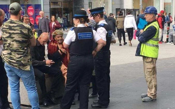A man in Yemeni traditional clothing stopped while carrying a knife (Liverpool Echo)