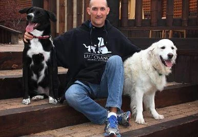 Mark Freeley pictured with Storm the golden retriever (R) (Mark Freeley, Facebook)