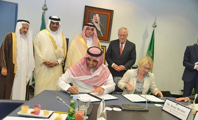 Saudi and Swiss officials sign an accord during a meeting trade and investment in Jeddah on Tuesday. (Courtesy: MCI)