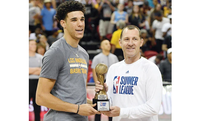 Lonzo Ball, left, of the Los Angeles Lakers, accepts the NBA Summer League 2017 Most Valuable Player award from NBA Summer League co-founder and vice president for business operations Albert Hall, on Monday. (AFP)