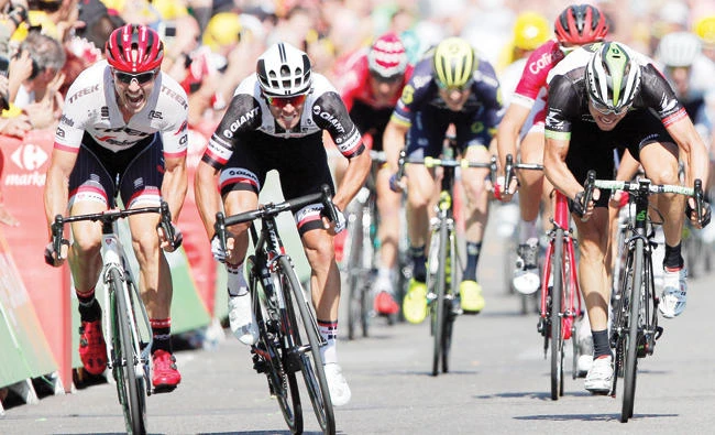 Australia’s Michael Matthews, center left, crosses sprints to win the 16th stage of the Tour de France cycling race Tuesday. Norway’s Edvald Boasson Hagen, right, finished second and Germany’s John Degenkolb third. (AP)