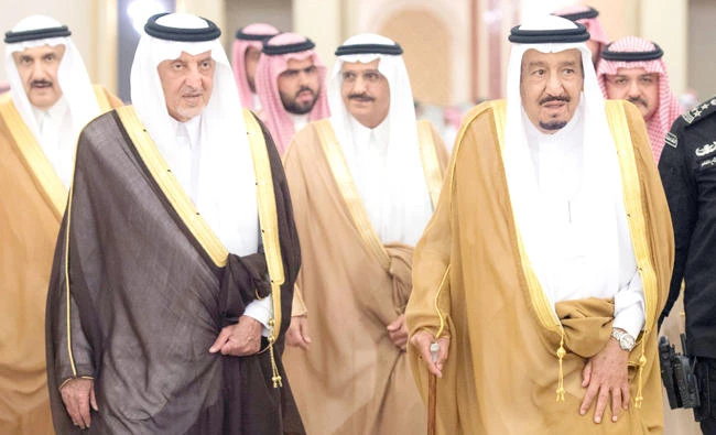 King Salman receives princes, ministers, scholars and a group of citizens at Al-Salam Palace in Jeddah on Wednesday. (SPA)