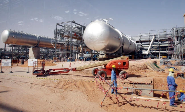 Workers are seen an an oil field in Khurais in this file photo. Employers in Saudi Arabia are prohibited from making their employees work under the sun from noon until 3 p.m. as a humanitarian gesture to workers. The ban, which is enforced every year, took effect on June 15 and ends on Sept. 15 this year. (SPA file photo)