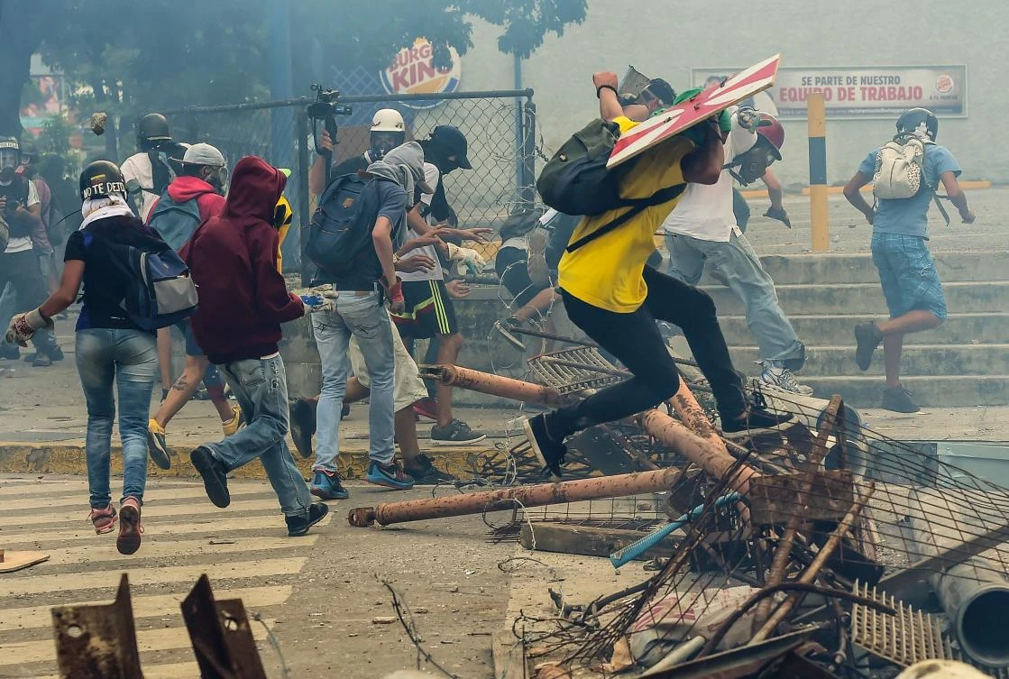 Opposition demonstrators clash with riot police during an anti-government protest in Caracas on July 20, 2017. (AFP / RONALDO SCHEMIDT)