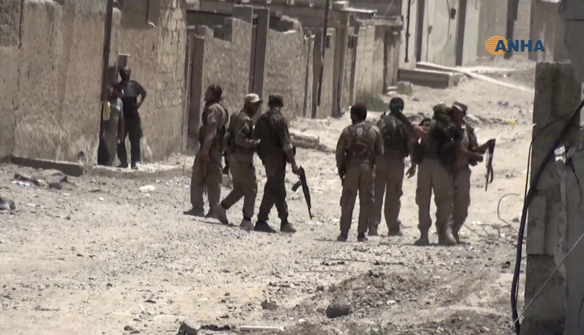 U.S.-backed Syrian Democratic Forces (SDF) fighters in the eastern side of Raqqa, Syria. (Hawar News Agency via AP)