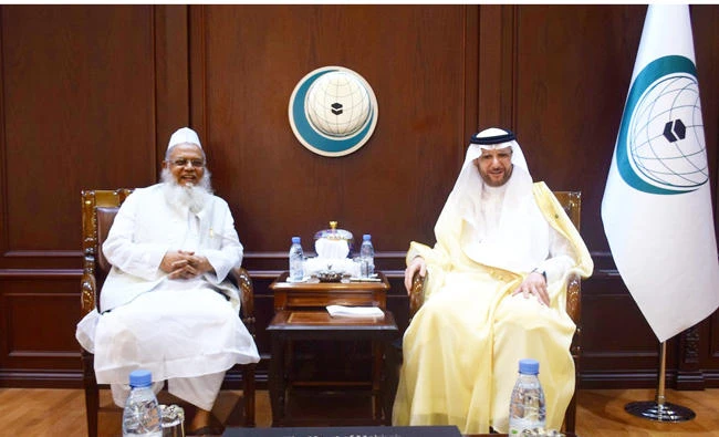 OIC Secretary-General Yousef Al-Othaimeen, right, holds talks with Grand Imam of Sholakia Eidgah Allama Farid Uddin Masoud, in Jeddah on Tuesday.