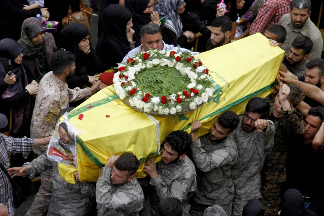 Supporters and members of Lebanon's Shiite Muslim movement Hezbollah attend the funeral of six of their comrades killed during a military operation against extremists in Jurud Arsal, near the town of Arsal on the Syrian border, on July 22, 2017, in Beirut's southern suburb of Ghobayri. / AFP / STRINGER