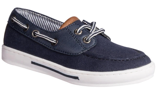 The men’s collection is characterized by styles that merge athletic aspirations and leisurely lifestyles.