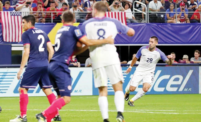 Clint Dempsey (28) of United States scores against Costa Rica during the 2017 CONCACAF Gold Cup Semifinal at AT&T Stadium on Saturday in Arlington, Texas. (AFP)