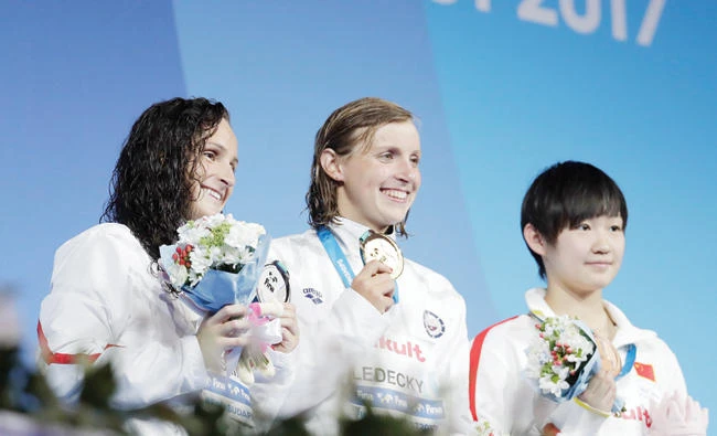 Gold medal winner Katie Ledecky of the US is flanked by silver medal winner compatriot Leah Smith, left, and China's bronze medal winner Li Bingjie during the ceremony for the women's 400-meter final during the swimming competitions of the World Aquatics Championships in Budapest, Hungary, Sunday. (AP)