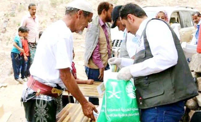 KSRelief personnel distribute aid packets among the needy in Yemen. (SPA)