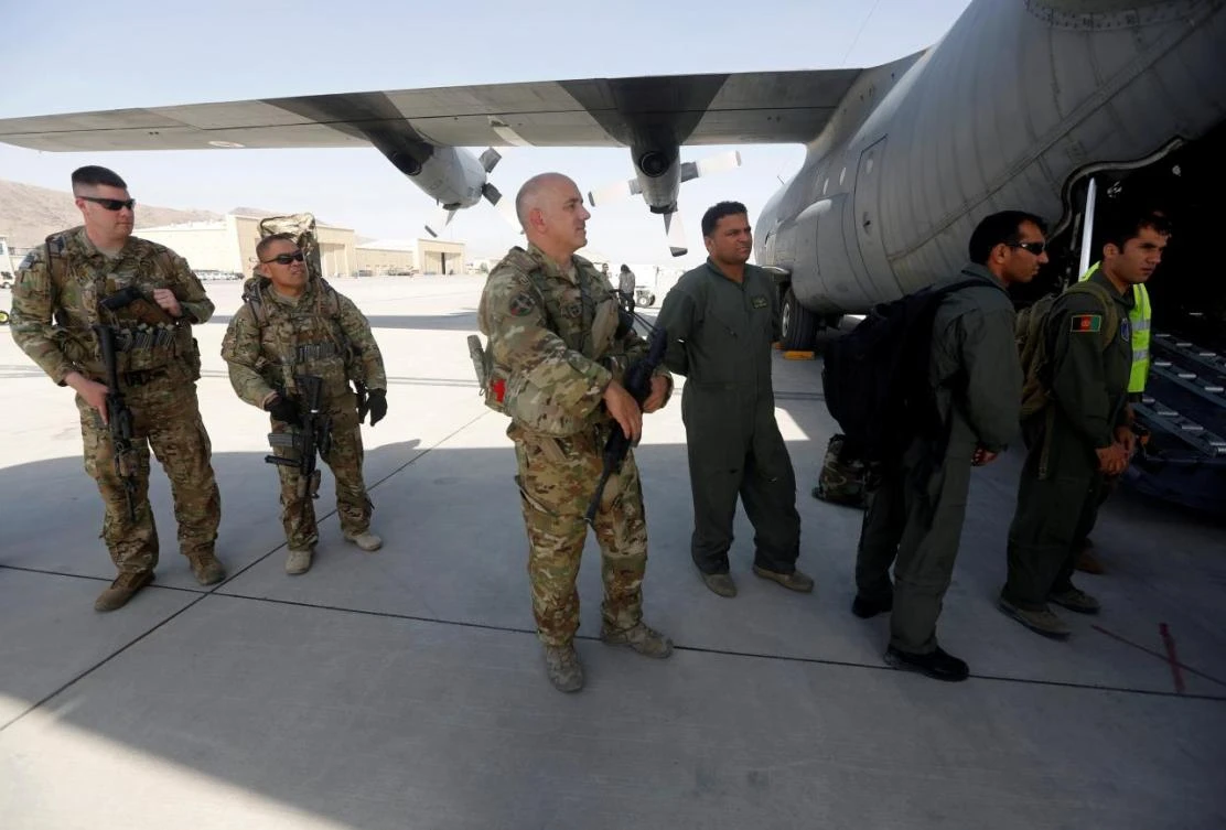 U.S. and Afghan air crew prepare for a flight at the Kabul military airport in Kabul, Afghanistan July 9, 2017. (REUTERS)