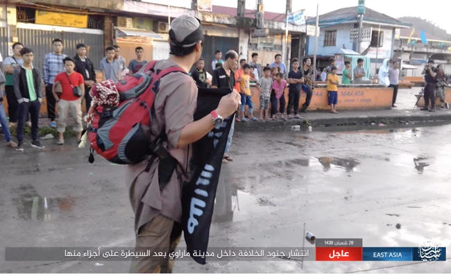 A file photo of Daesh fighters in control of Marawi streets. (Amaq)