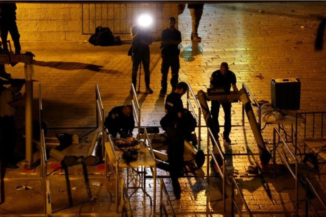 Israeli security forces remove metal detectors which were recently installed in Jerusalem’s Old City July 25, 2017. (Reuters)