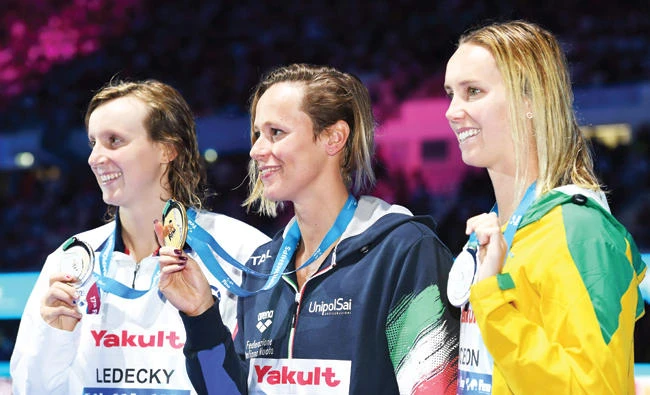 From left, Katie Ledecky of the US (silver) Italy's Federica Pellegrini (gold) and Australia's Emma McKeon (silver) pose during the medal ceremony for the women's 200-meter freestyle final at the 2017 FINA World Championships in Budapest on Wednesday. (AFP)
