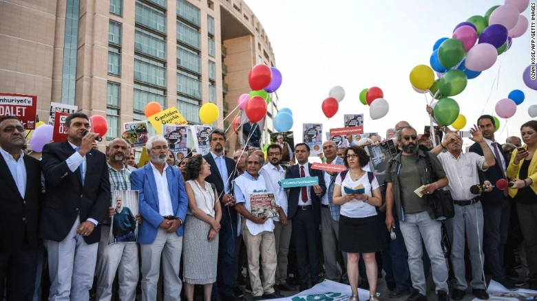 Reporters demonstrating as the trial of journalists from one of Turkey's opposition publications began Monday and released balloons during the demonstration. (AFP)