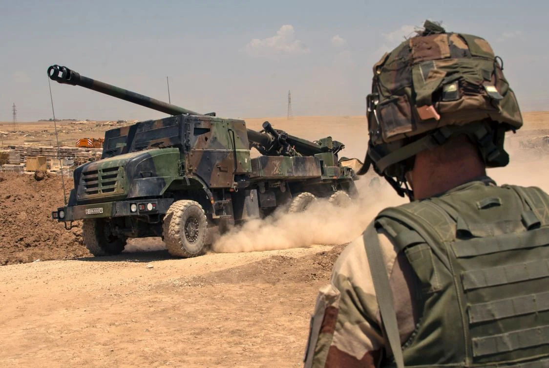 A French soldiers from the Wagram Task Force stands next to a unit of CAESAR, a French self-propelled 155 mm howitzer, north of Mosul on July 13, 2017, as the French army provides military support for Iraq forces fighting the Islamic State (IS) group. The Iraqi prime minister Haider al-Abadi on July 10 declared Mosul finally retaken from the Islamic State group, which seized the city and swathes of other territory in 2014. (AFP)