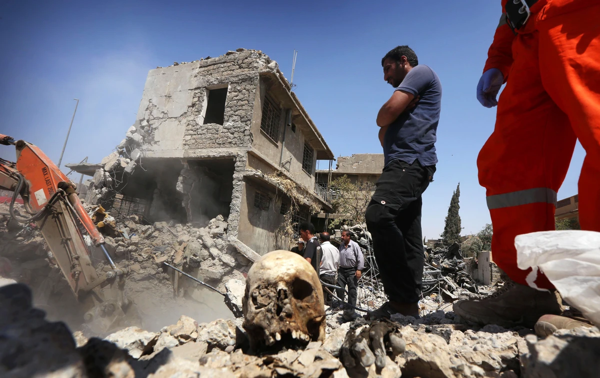 Iraqi civil defence search and rescue workers search for the bodies of victims under the rubble of buildings in western Mosul's Zanjili district on July 26, 2017. (AFP)