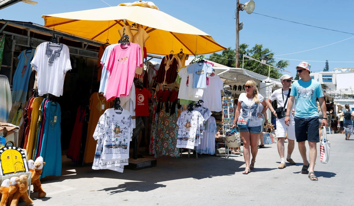 Tourists walk past souvenir shops in Sidi Bou Said, an attractive tourist destination near Tunis, Tunisia on July 18, 2017. (REUTERS/Zoubeir Souissi)