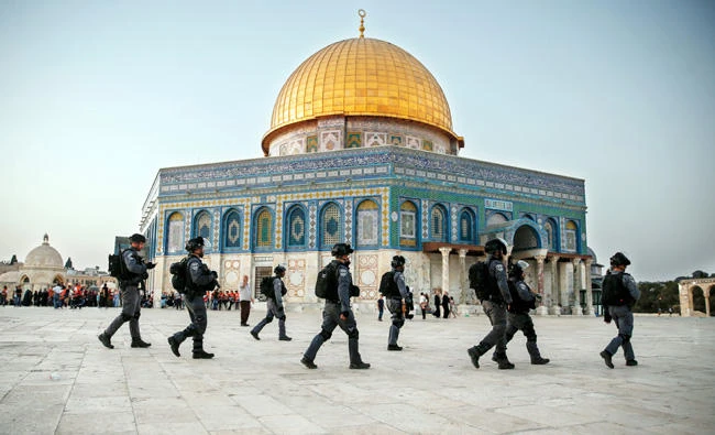 Israeli security forces walk past the Dome of the Rock in Haram Al-Sharif compound in the
Old City of Jerusalem on Thursday. (AFP)