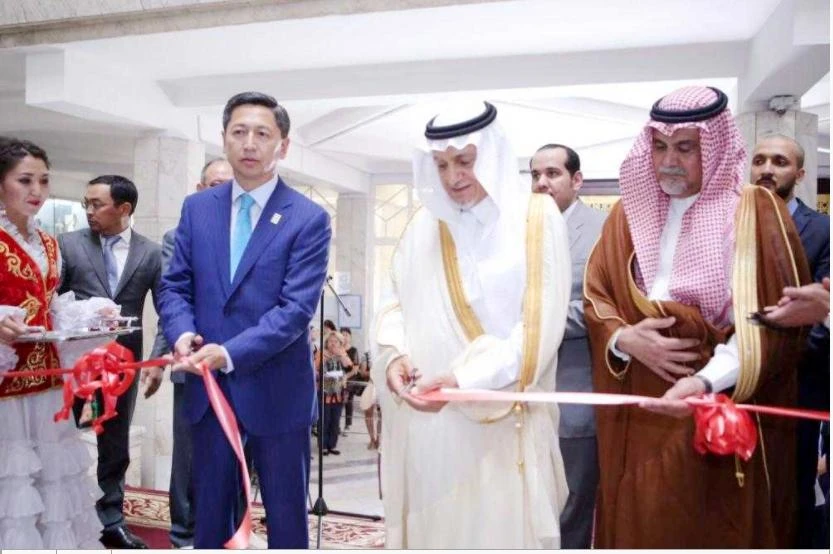 Prince Turki Al-Faisal, chairman of the King Faisal Center for Research and Islamic Studies (KFCRIS), center, cuts the ribbon at the opening of the exhibition ‘Al-Faisal: Witness
and Martyr’ in Kazakhstan.