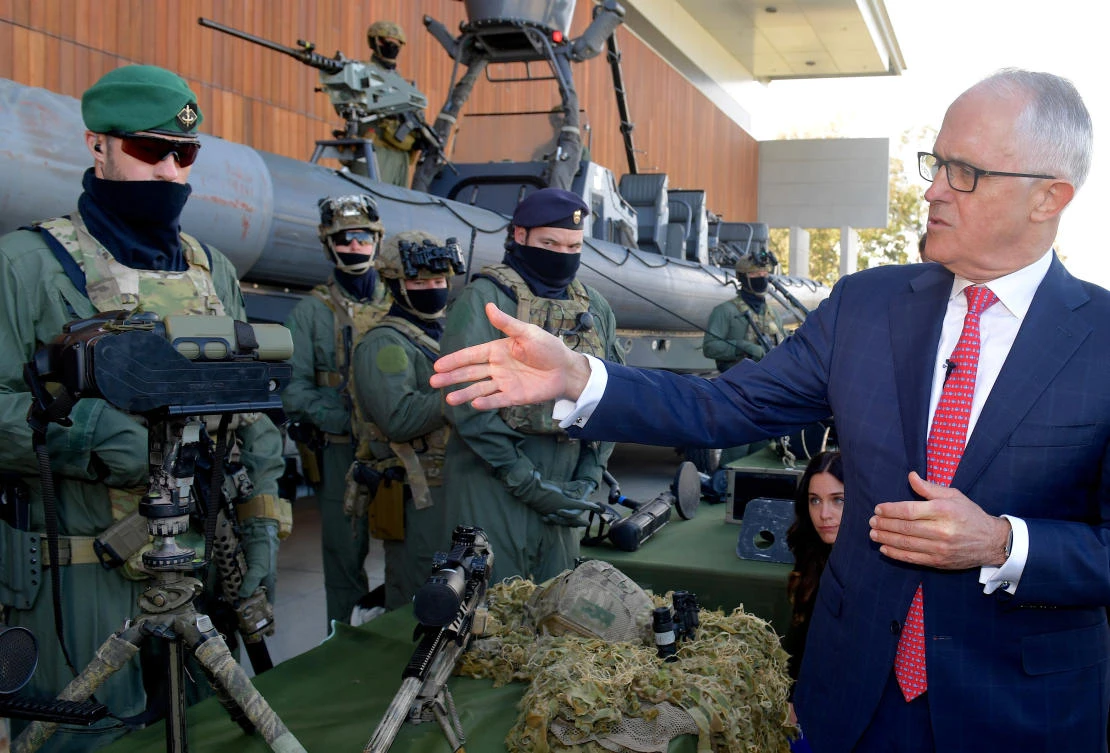 Australian Prime Minister Malcolm Turnbull talks with Special Operations Command soldiers during a visit to the Australian Army's Holsworthy Barracks located in western Sydney, Australia, July 17, 2017. (AAP)