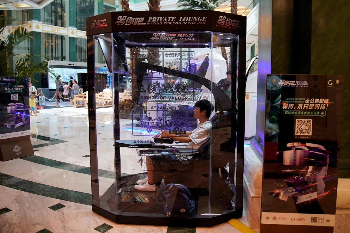 An employee demonstrates a "husband pod", where husbands can go and play computer video games on leather seats while their wives go shopping, at a shopping mall in Shanghai, China July 29, 2017. (REUTERS)