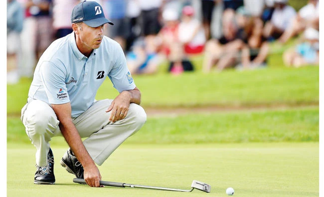 Matt Kuchar of the US lines up a putt on the 18th hole during the second round of the RBC Canadian Open at Glen Abbey Golf Club on Friday. (AFP)