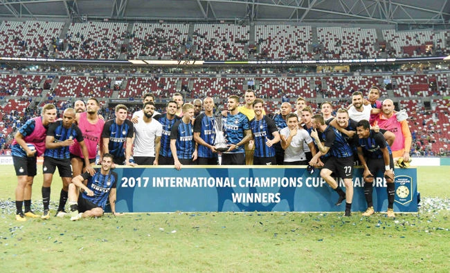 Inter Milan’s team poses for a souvenir photo after defeating Chelsea FC in their International Champions Cup final football match in
Singapore on Saturday. (AFP)
