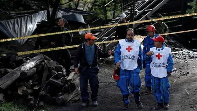 Rescue personnel coordinate to search for missing miners after an explosion at an underground coal mine in Cucunuba, Colombia, June 24, 2017. (Reuters)