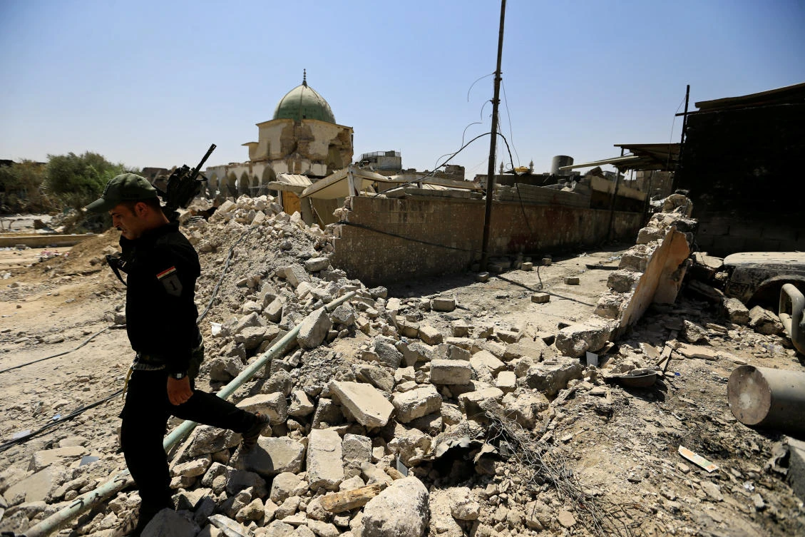 A member of the Iraqi Counter Terrorism Service (CTS) walks past the ruined Grand al-Nuri Mosque in the Old City of Mosul, Iraq July 20, 2017. Picture taken July 20, 2017. (REUTERS)