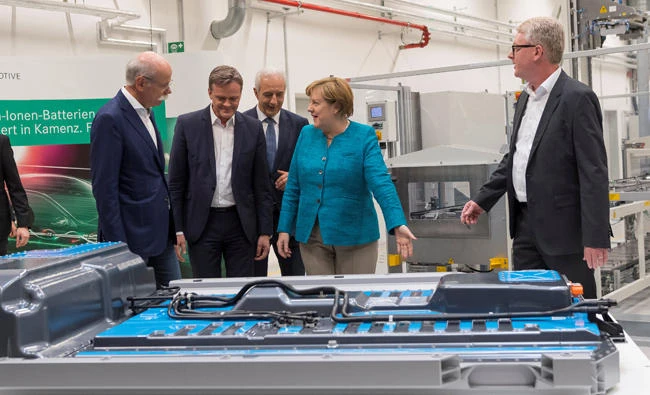 (L-R) Dieter Zetsche, Chairman of the Board of Management of Daimler AG and Head of Mercedes-Benz Cars, Markus Schaefer, Member of the Divisional Board of Mercedes-Benz Cars, Stanislaw Tillich, Minister President of the Free State of Saxony, German Chancellor Angela Merkel and Frank Blome, Managing Director of Deutsche ACCUMOTIVE GmbH & Co. KG, visit the Daimlers first battery factory prior to the beginning of the ground breaking ceremony for the second battery factory at Daimler subsidiary ACCUMOTIVE in Kamenz, Germany, in this May 22, 2017 photo. (REUTERS)
