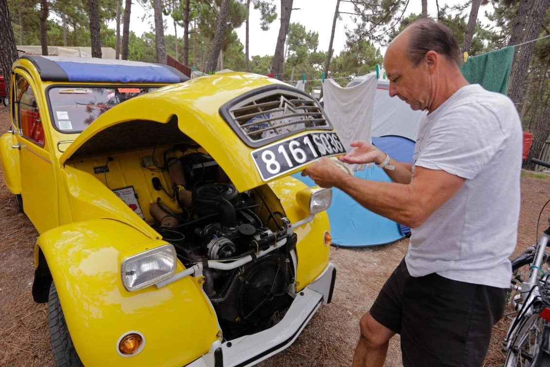 Participant closes the hood of his Citroen classic car 2CV before the parade at Ericeira village during the World 2017 2CV Meeting July 30, 2017. The event is held between the 26th and the 31st of July 2017, 30 years after Portugal hosted the seventh 2CV World Meeting in 1987, and will include activities ranging from an open air fair, a competition to disassemble and reassemble, an "elegance" contest for original and modofied 2CV's, a chimes concert, to a short term 2CV museum hosted by the Marfa national palace featuring vehicles from the Citroen Heritage collection purposely brought from Paris. / AFP / JOSE MANUEL RIBEIRO