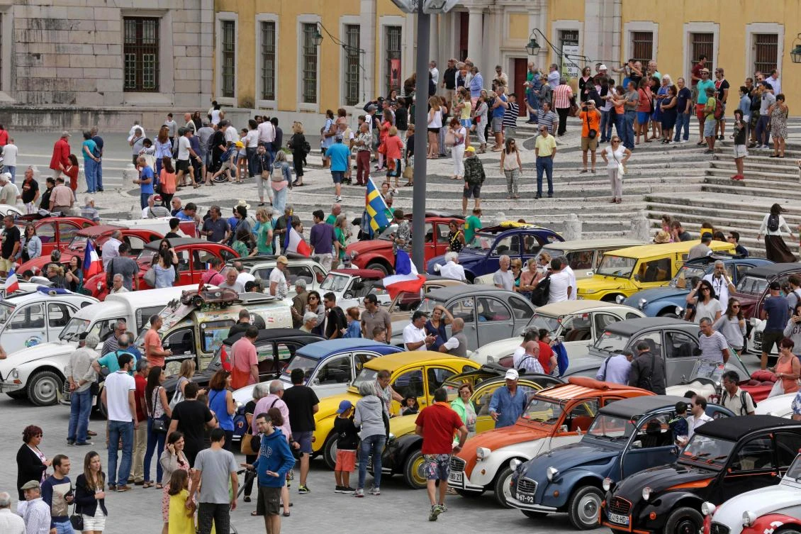 Visitors queue to look at the parked cars in Mafra after the parade of Citroen classic cars 2CV during the World 2017 2CV Meeting July 30, 2017. The event is held between the 26th and the 31st of July 2017, 30 years after Portugal hosted the seventh 2CV World Meeting in 1987, and will include activities ranging from an open air fair, a competition to disassemble and reassemble, an "elegance" contest for original and modofied 2CV's, a chimes concert, to a short term 2CV museum hosted by the Marfa national palace featuring vehicles from the Citroen Heritage collection purposely brought from Paris. / AFP / JOSE MANUEL RIBEIRO