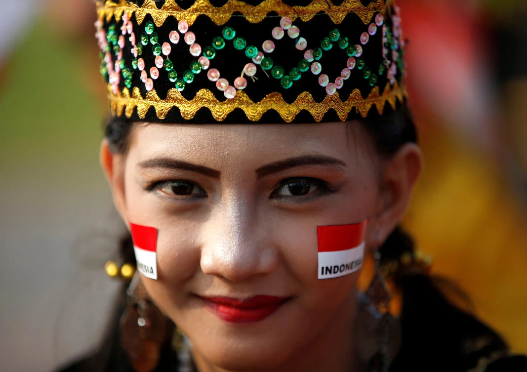 A student wearing traditional costume waits for the start of Independence Day celebrations at the National Monument in Jakarta, Indonesia August 17, 2017. REUTERS/Darren Whiteside
