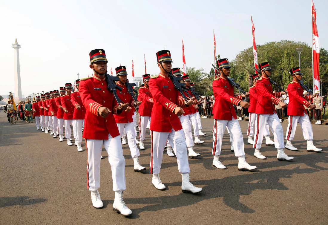 A military honour guard marches towards the Presidential Palace from the National Monument during an Independence Day celebrations in Jakarta, Indonesia August 17, 2017. REUTERS/Darren Whiteside