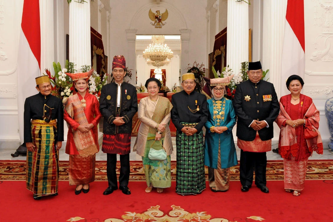 Indonesia President Joko Widodo (3rd L) and Vice President Jusuf Kalla (4th R) pose with former Indonesian presidents while marking Independence Day at the Presidential Palace in Jakarta, Indonesia August 17, 2017 in this photo released by Antara Foto. From left to right, former President B.J. Habibie, Iriana Joko Widodo, Indonesia's President Joko Widodo, former President Megawati Sukarnoputri, Vice President Jusuf Kalla, Mufidah Jusuf Kalla former President Susilo Bambang Yudhoyono and Ani Yudhoyono. Antara Foto/Agus Suparto/ via REUTERS ATTENTION EDITORS - THIS IMAGE HAS BEEN SUPPLIED BY A THIRD PARTY. IT IS DISTRIBUTED, EXACTLY AS RECEIVED BY REUTERS, AS A SERVICE TO CLIENTS. FOR EDITORIAL USE ONLY. NOT FOR SALE FOR MARKETING OR ADVERTISING CAMPAIGNS. MANDATORY CREDIT. INDONESIA OUT. NO COMMERCIAL OR EDITORIAL SALES IN INDONESIA.