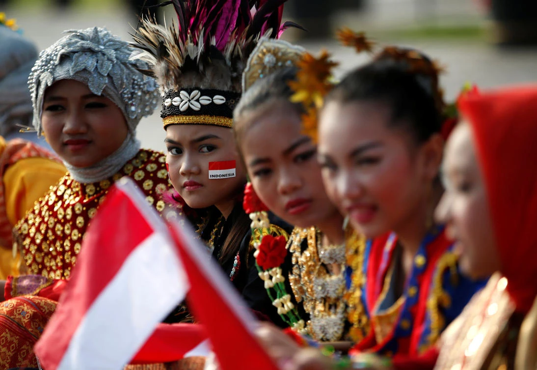 Students wearing traditional costume wait for the start of Independence Day celebrations at the National Monument in Jakarta, Indonesia August 17, 2017. REUTERS/Darren Whiteside