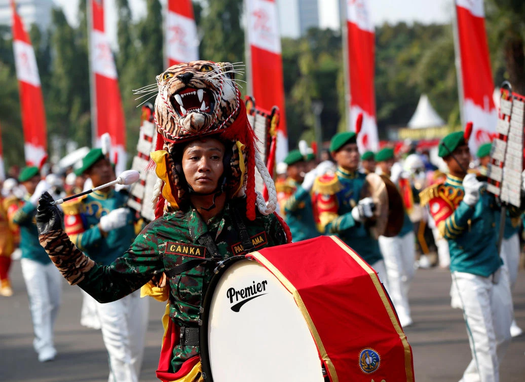A military band marches towards the Presidential Palace from the National Monument during Independence Day celebrations in Jakarta, Indonesia August 17, 2017. REUTERS/Darren Whiteside