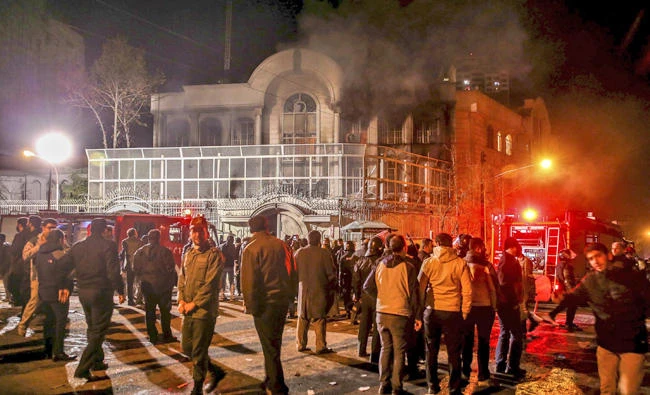 Smoke rises from Saudi Arabia's embassy in Tehran after it was set on fire by Iranian protesters on January 2, 2016. (REUTERS file photo)