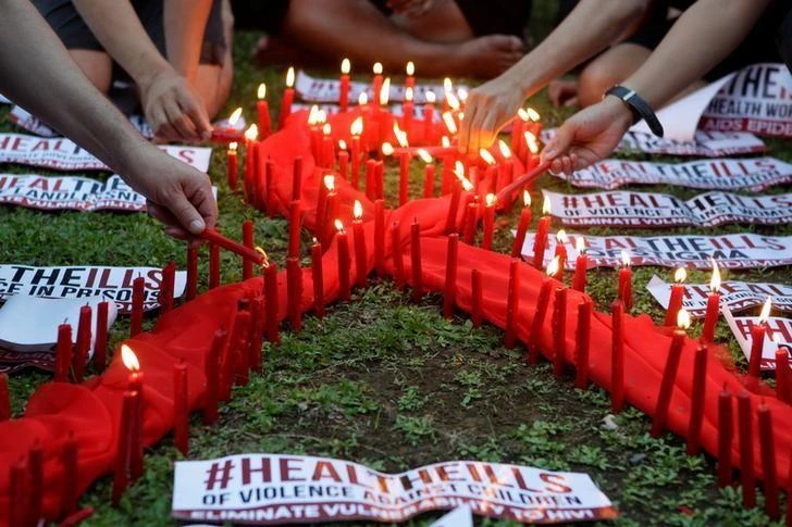 FILE - People light candles to mark World AIDS day in Quezon city, Metro Manila, Philippines December 1, 2016. (REUTERS)