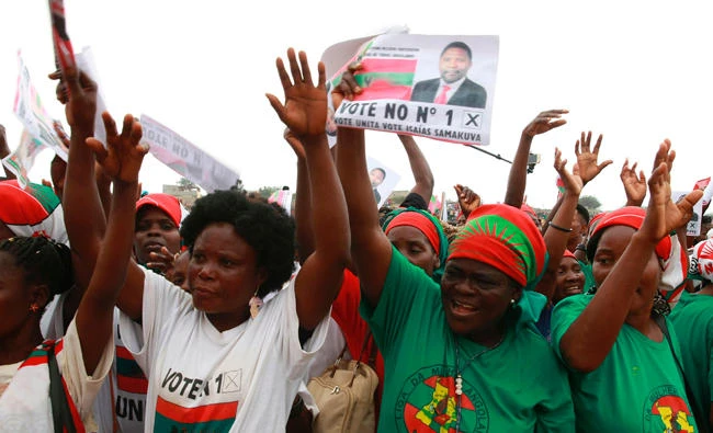 Supporters of the Angolan Opposition party Union for Angolan Total Independence (UNITA) cheer during the first General Elections campaign rally on July 22, 2017 in Luanda. Angola's political parties start campaigning for August 23 elections. (AFP / Ampe Rogerio)