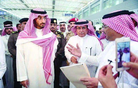 Prince Abdullah bin Bandar bin Abdul Aziz, left, deputy governor of the Makkah region, visits the Hajj and Umrah Complex at King Abdul Aziz International Airport in Jeddah on Sunday. (SPA)
