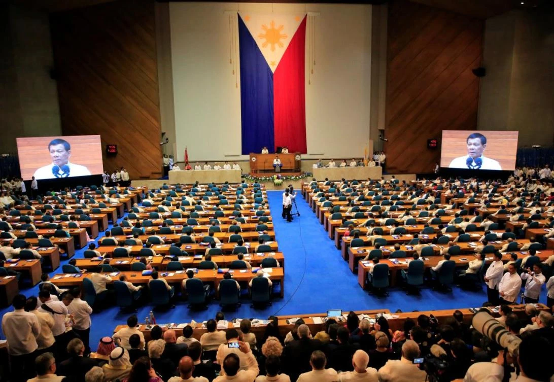 Philippine President Rodrigo Duterte (C) gestures as he delivers a speech during the State of the Nation Address (SONA) on the Joint Session of the 17th Congress at the House of the Representatives in Quezon city, metro Manila, Philippines July 24, 2017. (REUTERS)