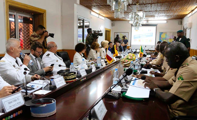 German counterpart Ursula von der Leyen (6thL) and French Defense Minister Florence Parly (5th L) attend a meeting at the Malian Defense Ministry in Bamako, on August 1, 2017, as part of a Sahel tour to discuss the fight against extremists. (AFP / Souleymane Ag Anara)