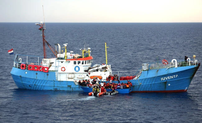 Migrants on a wooden boat are "rescued" by German NGO Jugend Rettet ship "Juventa" crew in the Mediterranean sea off Libya coast, June 18, 2017. (REUTERS/Stefano Rellandini)