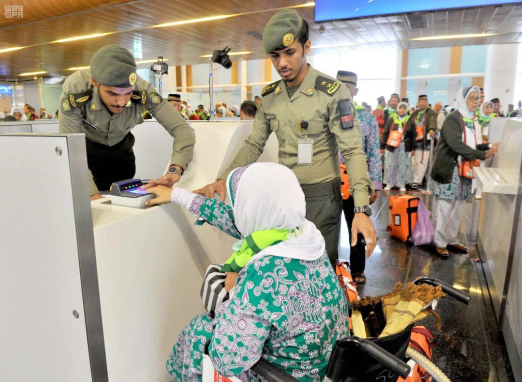 Passport control officers serve a disabled woman at Prince Mohammad bin Abdul Aziz International Airport in Madinah on Wednesday. (SPA)