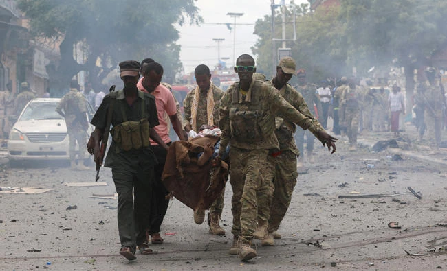 Somali military officers evacuate an injured man from the scene of an explosion in Maka al Mukaram road in Mogadishu, Somalia, July 30, 2017. (REUTERS)