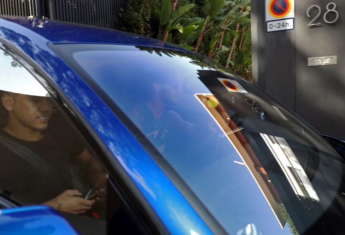 Barcelona's Brazilian forward Neymar (C) leaves his house in Barcelona on August 3, 2017. Neymar is now free to complete his world record transfer to Paris Saint Germain after Barcelona confirmed today his 222 million euro ($260 million) buyout clause has been received by the Catalan club. (AFP / LOLA BOU)